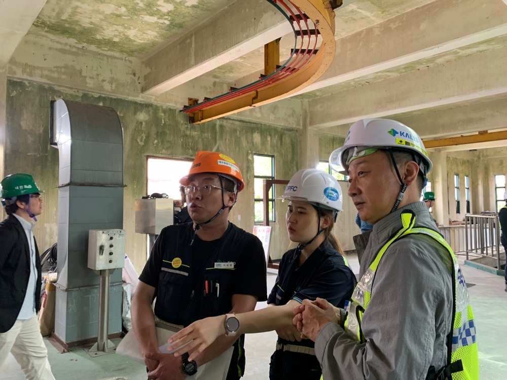 달서천 하수처리장에서 현장 기술안전컨설팅을 실시하는 모습.(사진=국토안전관리원)