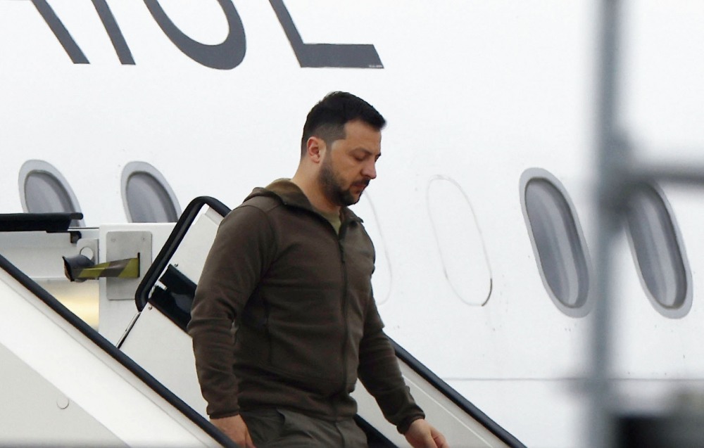 20일 오후 주요 7개국(G7) 정상회의 참석을 위해 히로시마 공항에 도착한 볼로디미르 젤렌스키 우크라이나 대통령이 자신이 타고 온 프랑스 정부 전용기에서 내리고 있다. 사진=연합뉴스