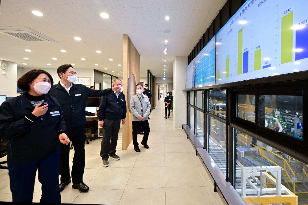 2022년 11월 8일 이재용 삼성전자 회장이 삼성전자로부터 스마트공장 구축 지원을 받은 부산 소재 도금 기업 '동아플레이팅'을 방문해 제조 현장을 둘러보고 있다. 사진=삼성전자