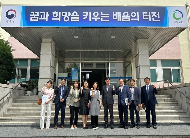 춘천지법 이경은 부장판사 일행이 춘천소년원 방문 기념촬영.(사진제공=춘천소년원)