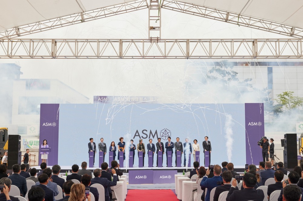 기공식 참석인사들이 기공식 버튼 세레모니를 하고 있다.