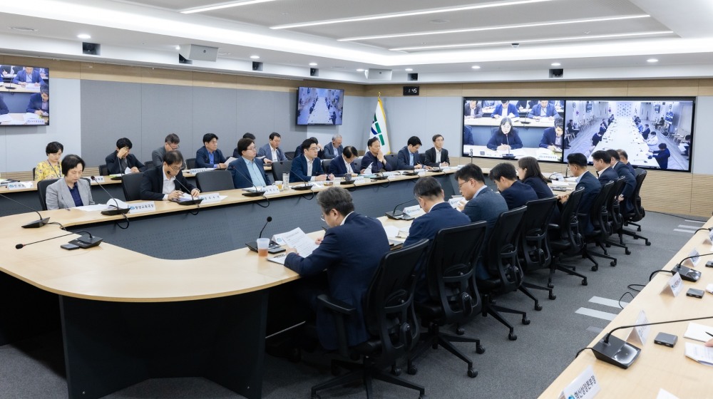 공직기강 확립 점검 회의를 진행하고 있다.