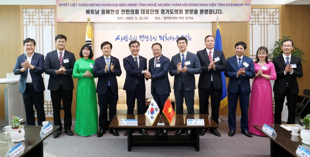 베트남 응에안성 인민의회 대표단과 기념촬영을 하고있다.