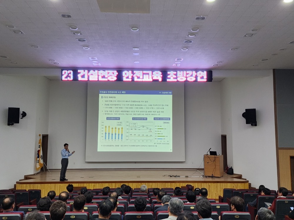 국방시설본부 전라제주시설단에서 공사현장 관계자들에게 건설사고 예방 교육 중인 모습. (사진=국토안전관리원)