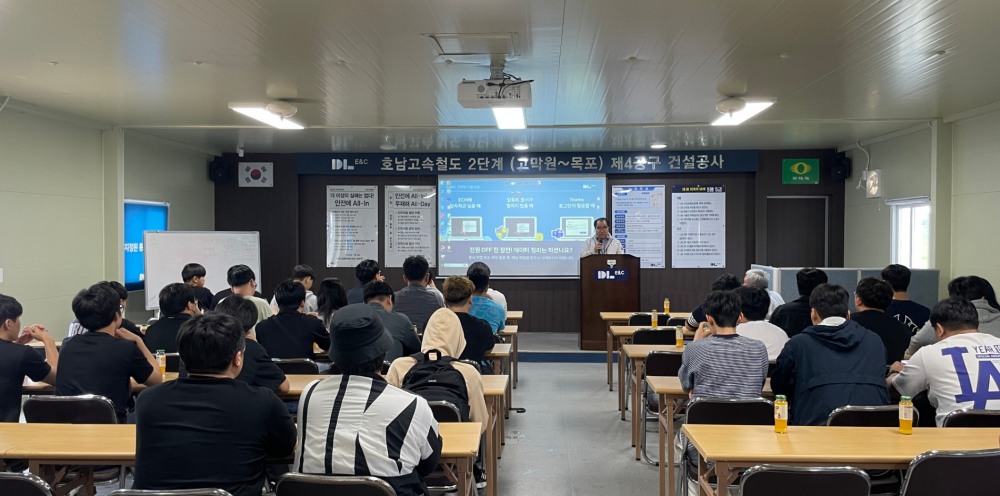 호남대 토목공학과 학생들에게 건설 신공법 관련 교육중인 모습.(사진=국토안전관리원)