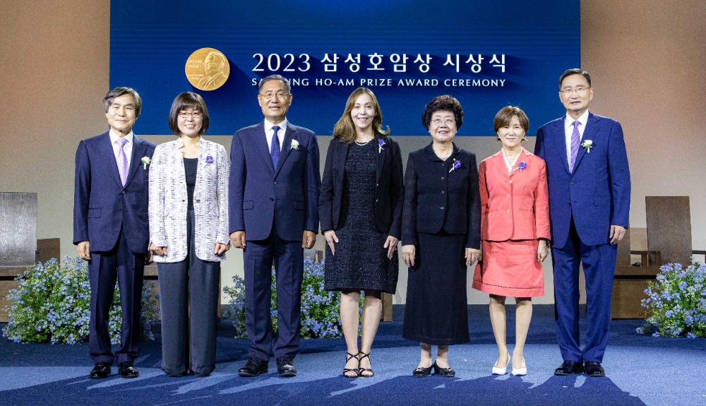 삼성호암상 수상자들이 1일 서울신라호텔 다이너스티홀에서 열린 ‘2023 삼성호암상 시상식’에서 기념 촬영을 하고 있다. 왼쪽부터 과학상 물리·수학부문 임지순 포스텍 석학교수, 과학상 화학·생명과학부문 최경신 위스콘신대 교수, 공학상 선양국 한양대 석좌교수, 의학상 마샤 헤이기스 하버드의대 교수, 예술상 신수정 서울대 명예교수(조성진 피아니스트 대리 수상), 사회봉사상 사단법인 글로벌케어 추성이 공동대표, 박용준 회장. 사진=호암재단