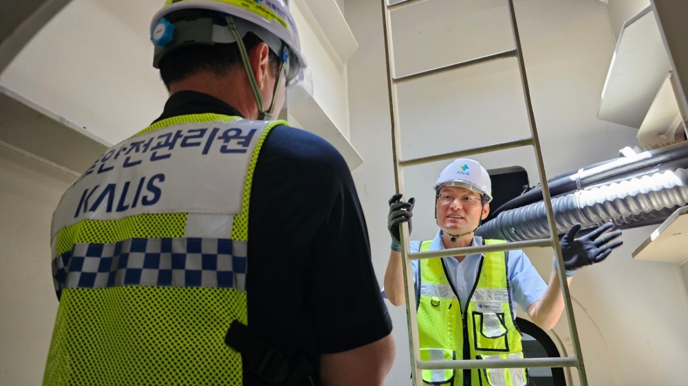 김일환 원장이 소록대교 정밀안전진단 현장을 방문하여 교량 시설물을 점검하고 있다.(사진=국토안전관리원)
