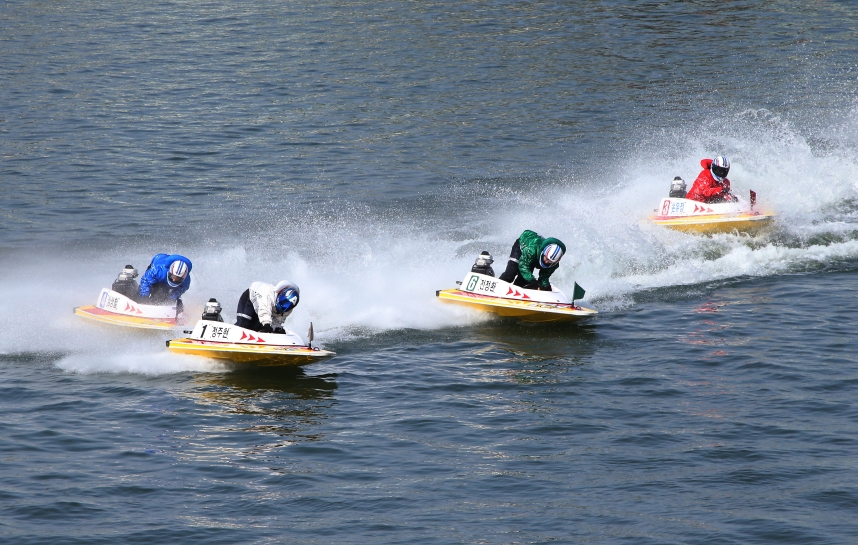 미사리경정장에 출전한 선수들이 선두권 진입을 위해 경합을 벌이고 있다. (사진=국민체육진흥공단)