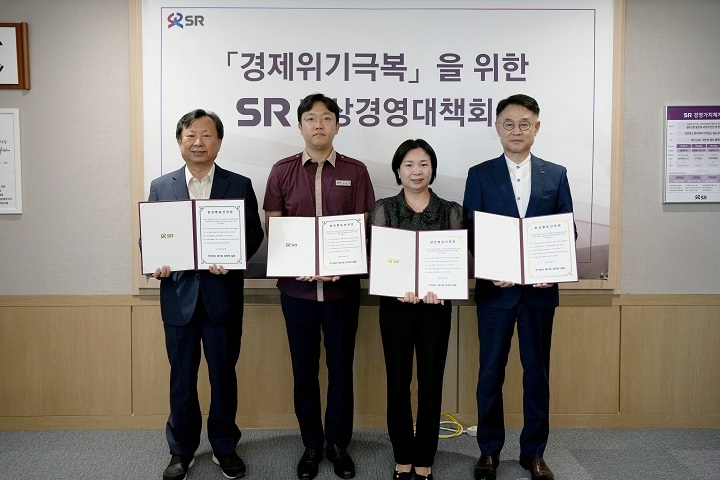 에스알 이종국 대표이사(왼쪽 네 번째)와 박노승 상임감사(왼쪽 첫 번째), 직원대표 2명이 함께 양성평등 선언문을 선포하며 양성평등 문화 정착 의지를 다졌다.(사진=SR)