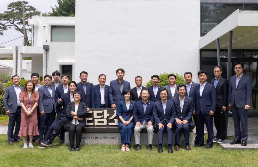 오찬 간담회 참석인사들이 기념촬영을 하고있다.