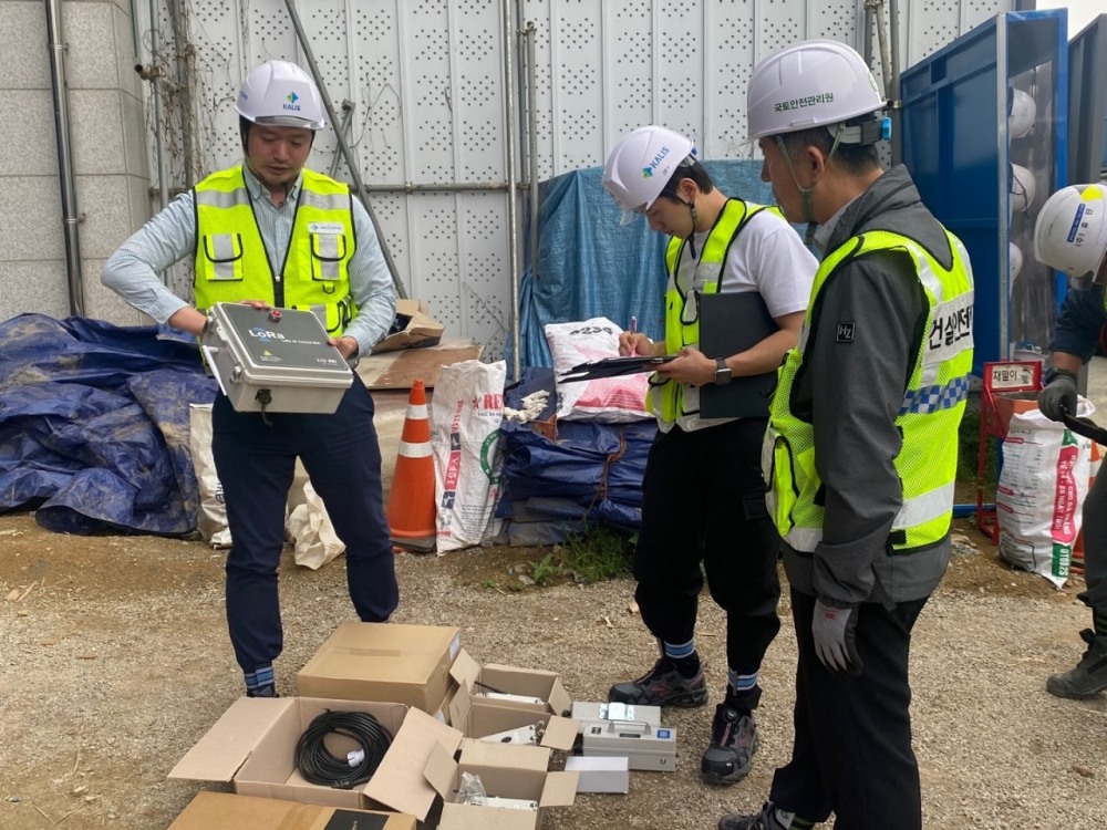 영등포구의 건설현장에서 'AI CCTV' 등 스마트 안전장비 설치를 위해 검수중인 모습. (사진=국토안전관리원)