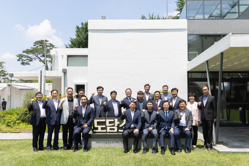 오찬 간담회 참석인사들이 기념촬영을 하고있다.