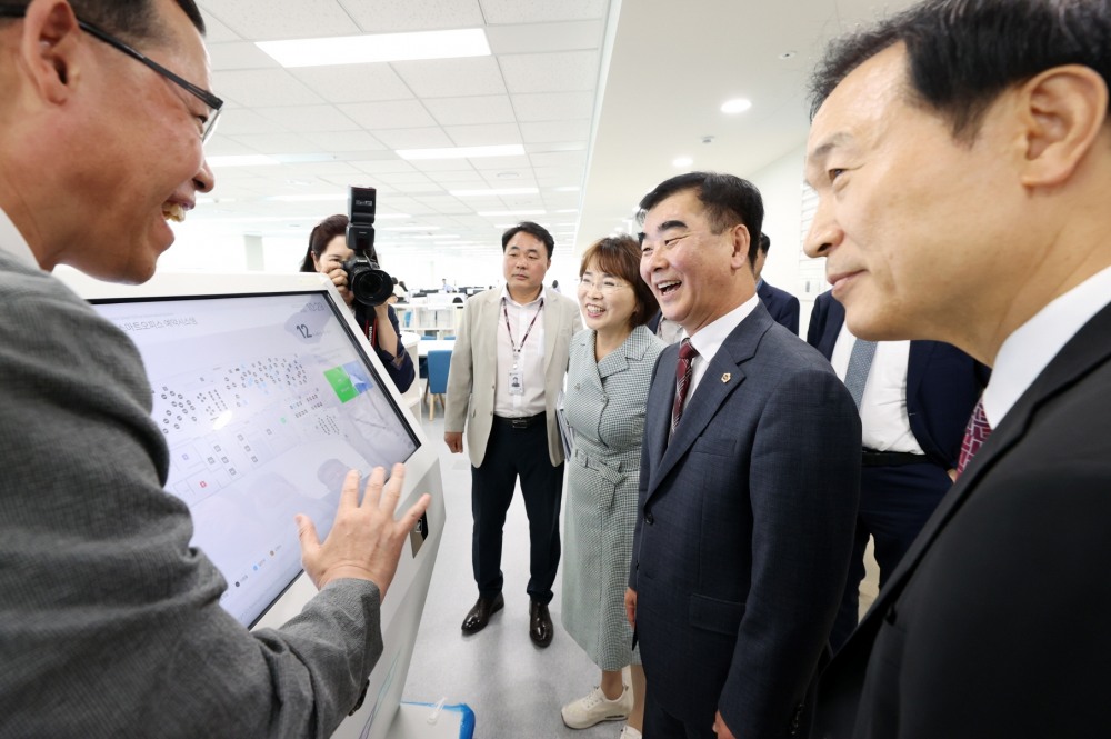 경기도교육청 신청사를 방문한 염종현 의장