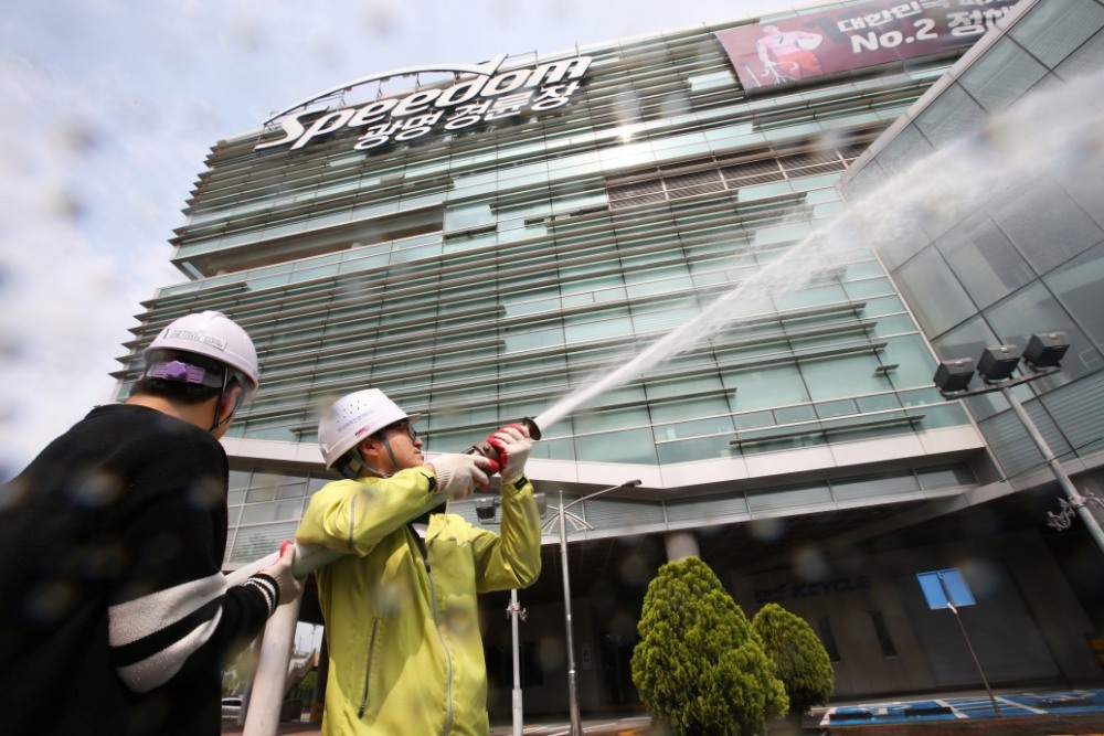 광명스피돔 자위소방대원들이 자체 보유한 소화전을 이용해 화재 초기진압 훈련을 진행하고 있다.(사진=국민체육진흥공단)