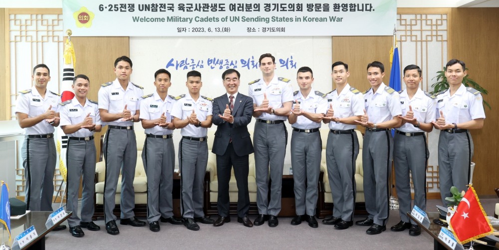 UN참전국 육군사관생도들과 기념촬영을 하고있다.