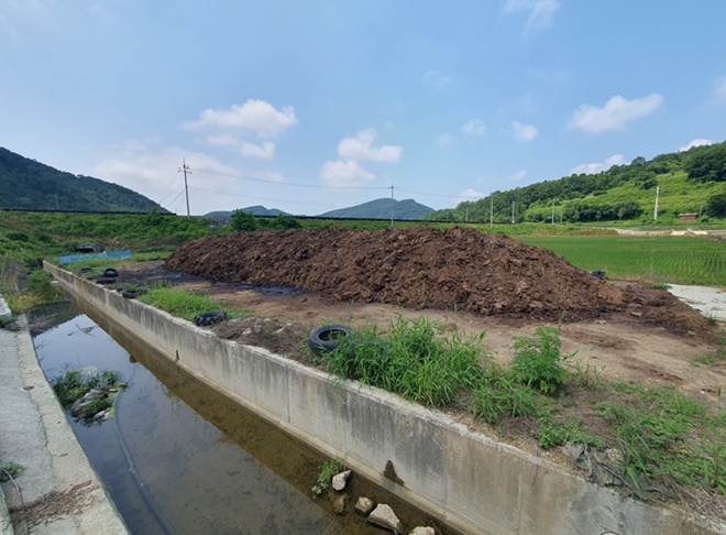 공유부지 야적퇴비 현장 사진.(제공=낙동강청)