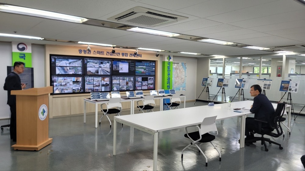 김일환 원장이 스마트 건설안전 관제센터 운영에 대해 보고받는 모습.(사진=국토안전관리원)