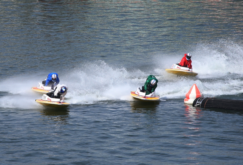 미사리경정장에서 선수들이 턴마크를 돌며 경합을 벌이고 있다. (사진=국민체육진흥공단)