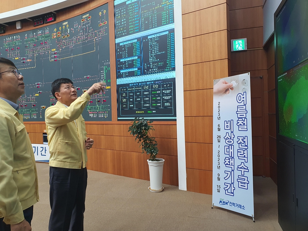 전력거래소 정동희 이사장(우측부터 첫 번째)이 제주본부 전력관제센터에서 여름철 전력수급상황에 대한 업무보고를 받고 있다. (사진=전력거래소)