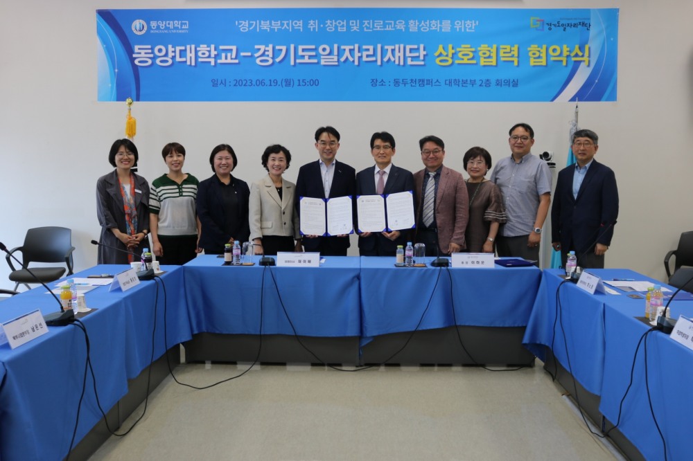 업무협약 체결 후 기념촬영을 하고있다.