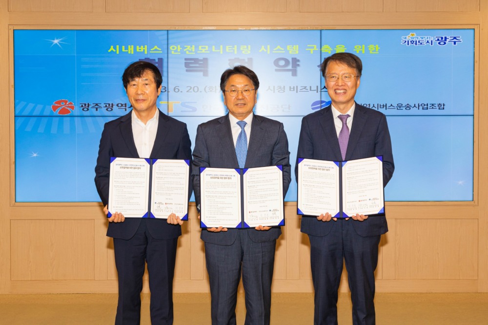 (왼쪽부터) 광주광역시 버스운송사업조합 임동춘 이사장, 광주광역시 강기정 시장, 한국교통안전공단 권용복 이사장.(사진=한국교통안전공단)