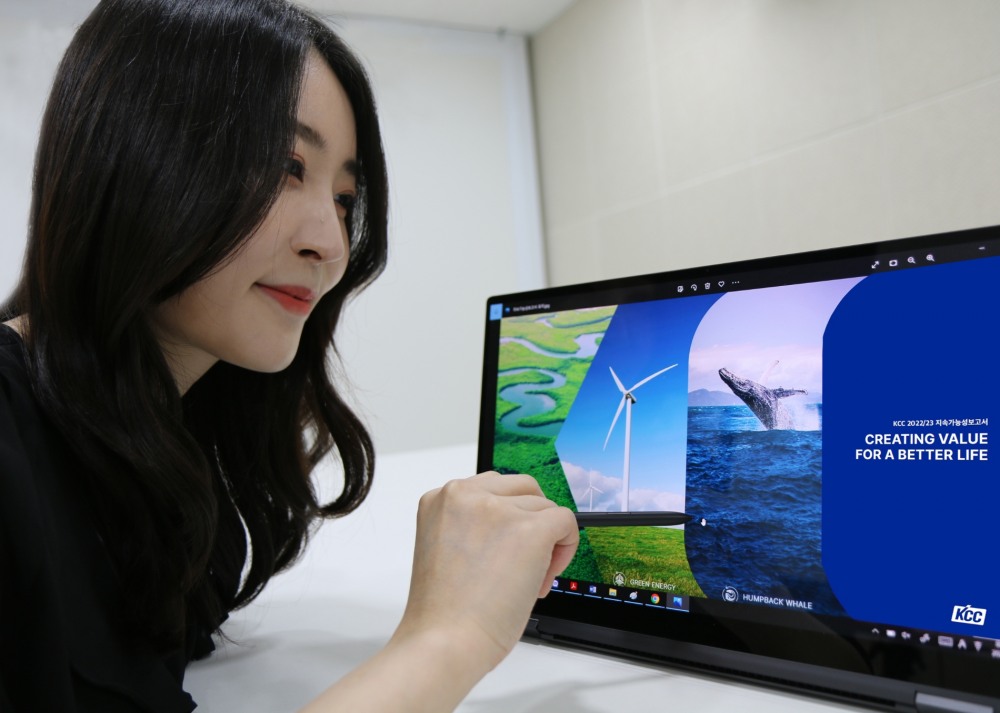 KCC가 최근 발행한 인터랙티브 PDF형식의 지속가능성보고서를 모니터를 통해 살펴보고 있다.(사진=KCC)