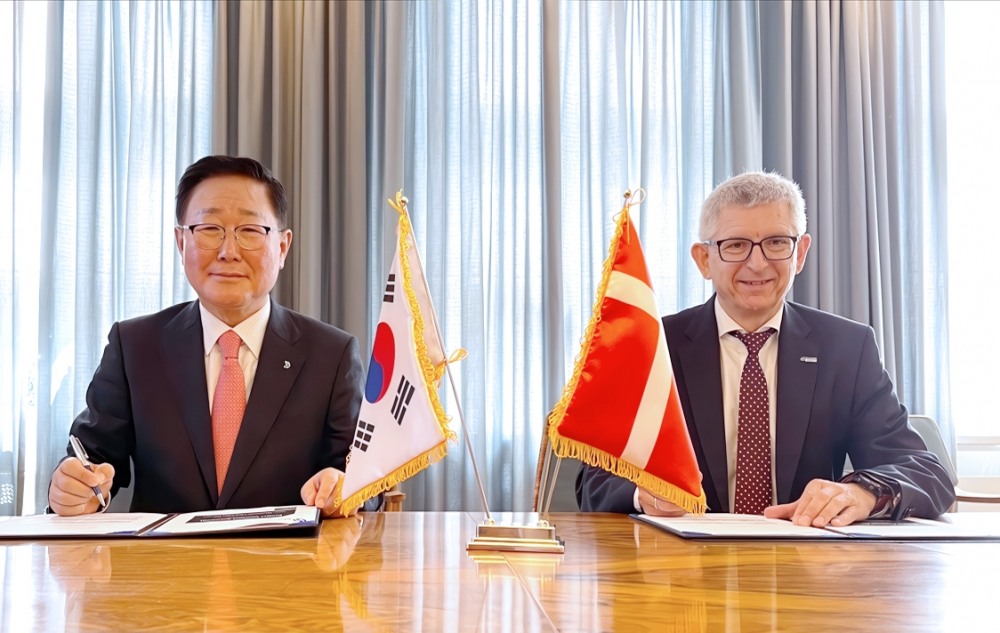 (왼쪽부터) HD현대일렉트릭 조석 사장, 셈코 마리타임 스틴 브뢰.(사진=HD현대일렉트릭)