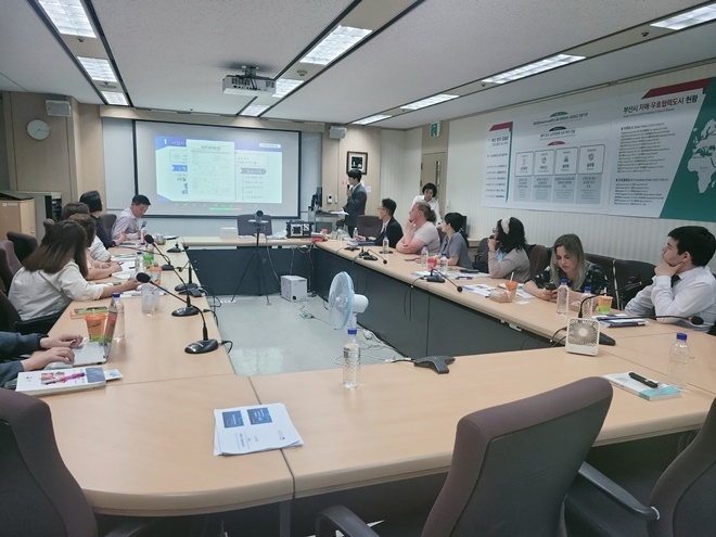 6월 26일 부산국제교류재단(BFIC) 회의실에서 제3기 부산외국인주민대표자회의 위원을 대상으로 진행하는 세금안심교실.(사진제공=부산국세청)