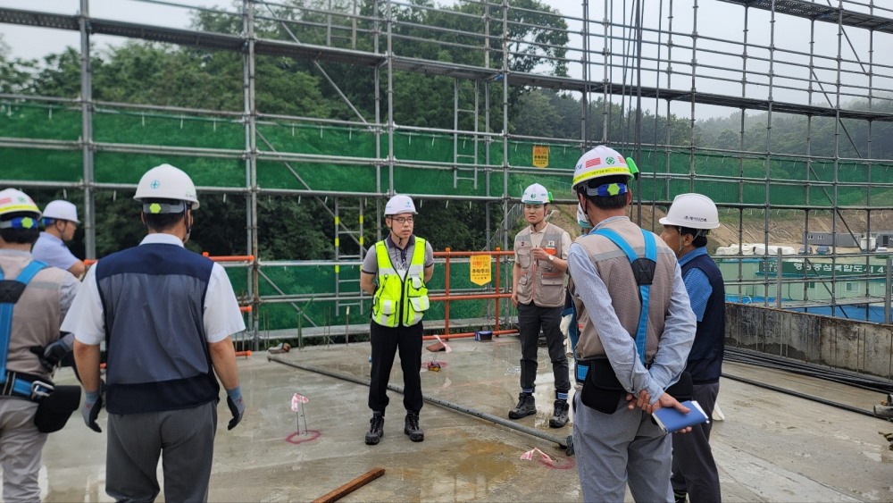 세종시 건설현장에서 관리원 관계자(중앙 연두색 조끼 착용)가 집중호우 대비 안전관리 중점 사항을 전달하는 모습.(사진=국토안전관리원)