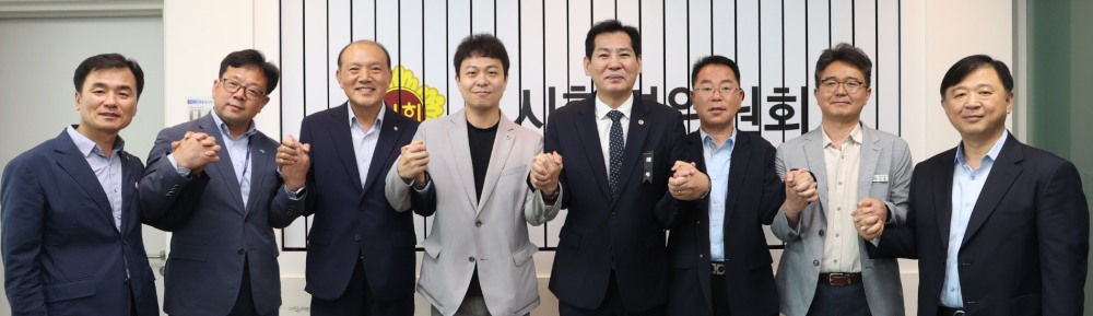 간담회 참석인사들이 기념촬영을 하고있다.