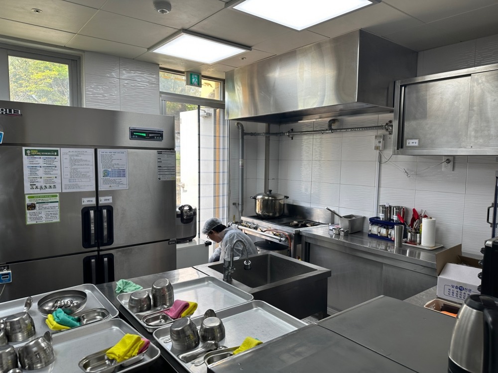 어린이집 집단급식소 현장점검을 실시하고 있다.