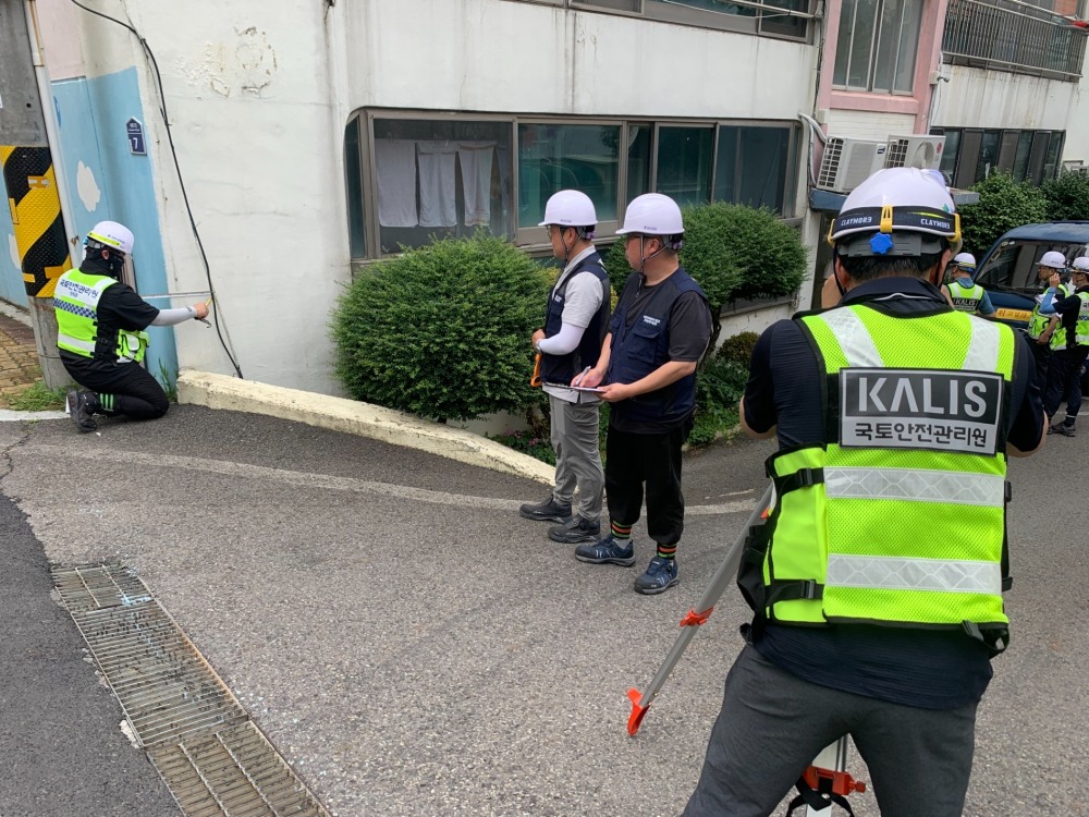 전문장비(데오돌라이트)와 안전점검 체크리스트를 활용해 노후 주택의 기울기를 점검중인 모습.(사진=국토안전관리원)