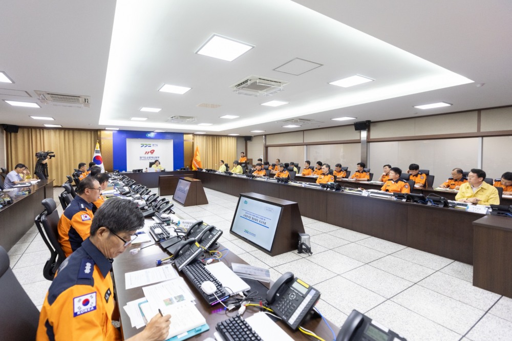 재난대비 대응태세 긴급점검을 위한 영상회의를 진행하고 있다.