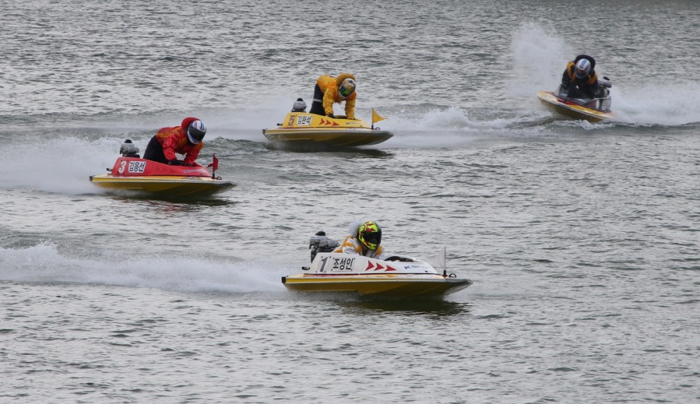 미사리경정장에서 선수들이 턴마크를 돌며 경합을 벌이고 있다. (사진=국민체육진흥공단)