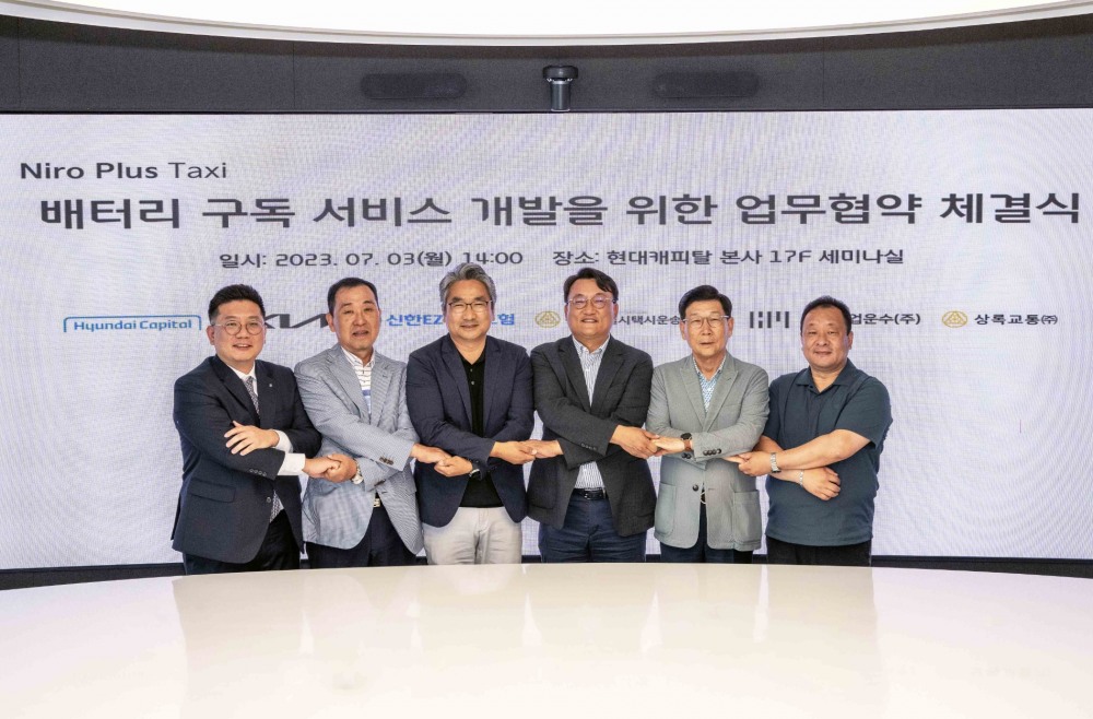 (왼쪽부터) 신한EZ손해보험 경영지원그룹장 구교영 전무, 한미산업운수 오광원 대표이사, 기아 국내eBiz솔루션실장 윤승규 상무, 현대캐피탈 Auto법인사업실 김병진 실장, 서울특별시택시운송사업조합 김동완 이사장, 상록교통 김창운 대표이사.(사진=기아)