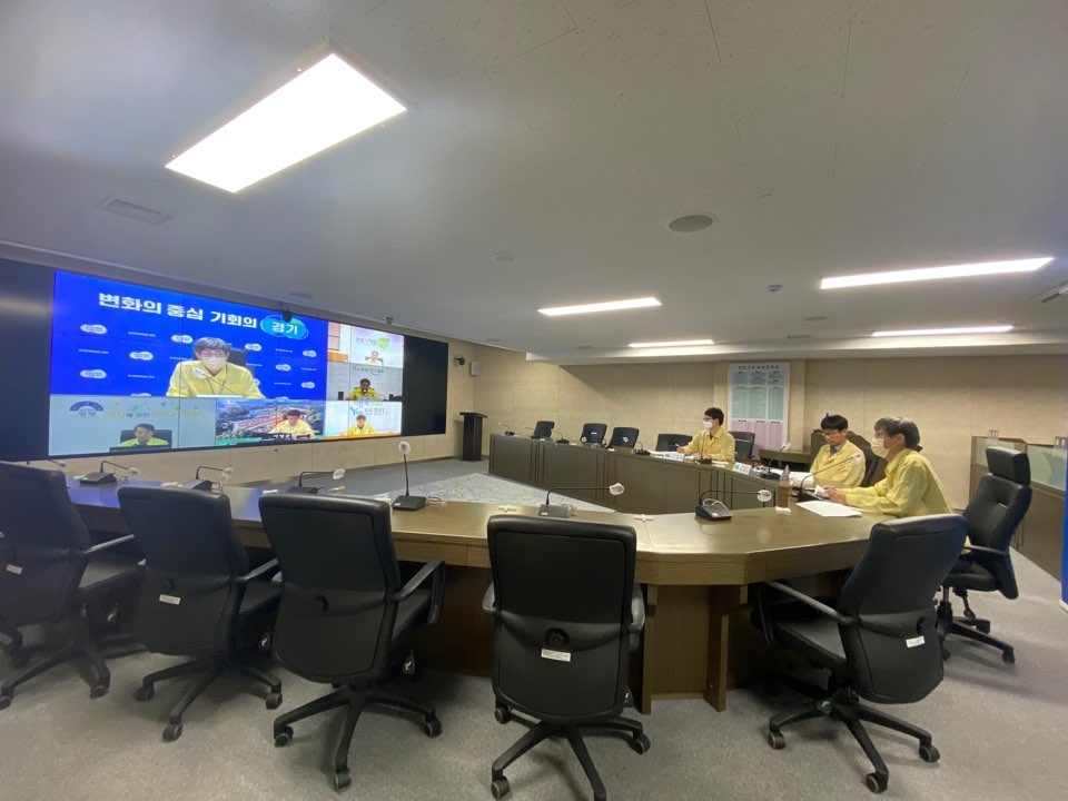 물놀이 안전관리 종합대책 영상회의를 진행하고 있다.