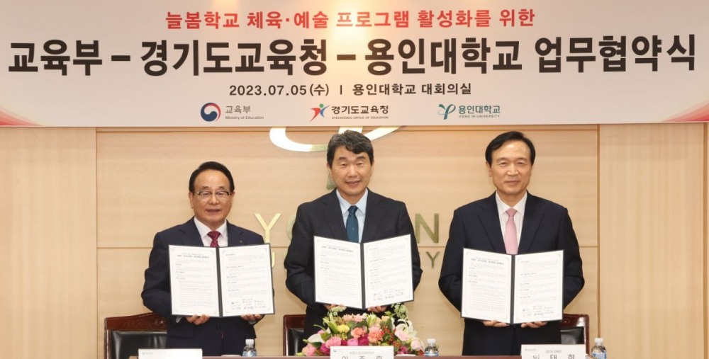 업무협약 체결 후 기념촬영을 하고있다.