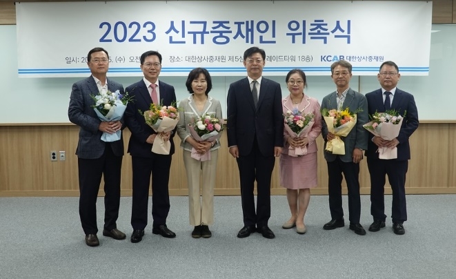 사진 왼쪽부터 강희주 변호사(법무법인 광장), 김명호 고문(한일개발), 김은경 교수(한국외국어대학교), 맹수석 원장(중재원), 이재숙 변호사(법우법인 바른), 옥종호 교수(서울대학교), 김태원 유신 부회장. (제공= 대한상사중재원)