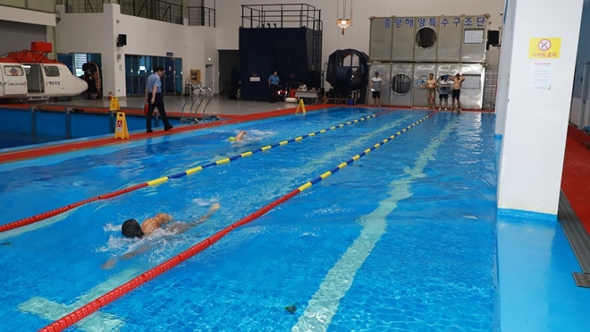 7일 부산해경 구조역량(수영)평가를 하고 있는 모습.(제공=부산해양경찰서)