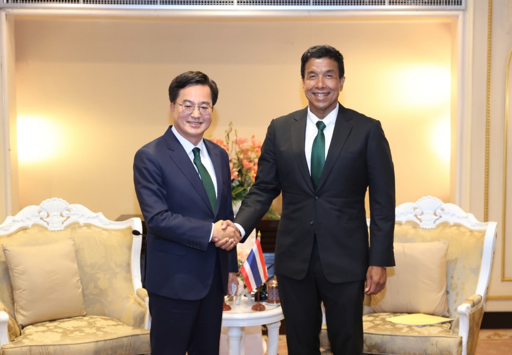 태국을 방문한 김동연 지사가 찻찻 싯티판 방콕시장과 기념촬영을 하고 있다.