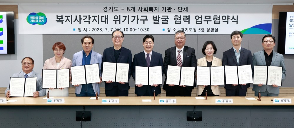 업무협약 체결 후 기념촬영을 하고있다.