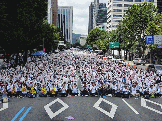 총궐기대회 참석자들이 120만 공무원 노동자의 내년도 임금인상을 요구하는 구호를 외치고 있다. 가족과 함께 총궐기대회에 참석한 공노총 조합원이 기념사진을 촬영한 모습. 김민성 시군구연맹 사무총장이 곤룡포를 착용하고 내년도 공무원 임금인상을 요구하는 퍼포먼스를 하고 있다. 총궐기대회에서 대회사를 진행 중인 석현정 공노총 위원장.공노총 소속 5개 연맹 위원장이 공무원 임금을 정액제로 인상하라는 요구와 함께 '정률제 인상'이라는 문구가 적힌 상자를 격파하고 있다.(제공=공노총)