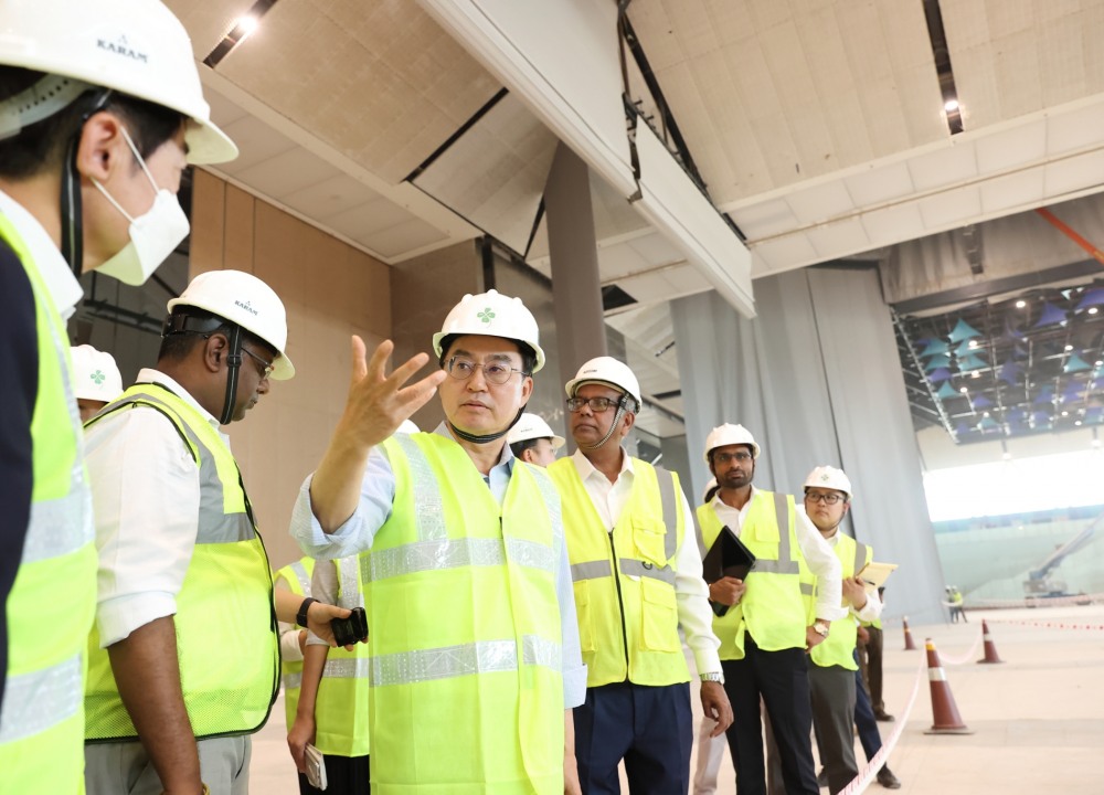 인도를 방문한 김동연 지사가 IICC 현장 관계자의 안내를 받아 공사현장을 시찰하고 있다.