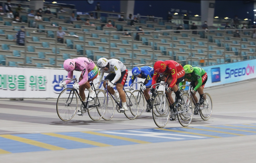 광명스피돔에서 선수들이 경주 중 경합을 벌이고 있다, (사진=국민체육진흥공단)
