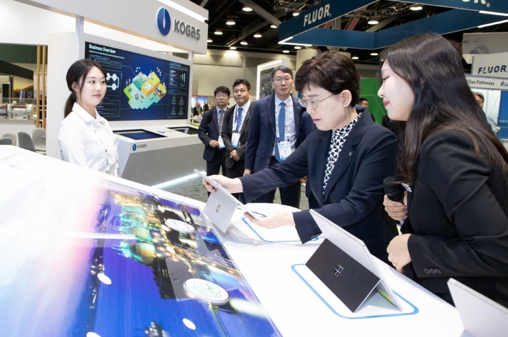 최연혜 가스공사 사장이 LNG2023 행사에서 가스공사 홍보관을 둘러보고 있다(오른쪽 두번째 최연혜 가스공사 사장). (사진= 한국가스공사)