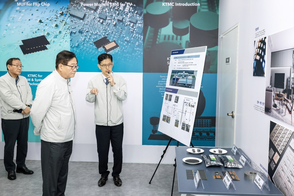 KCC 정몽진 회장이(가운데) 안성 EMC 공장 준공기념 행사에서 관계자로부터 신설 생산 라인에 대한 설명을 듣고 있다.(사진=KCC)