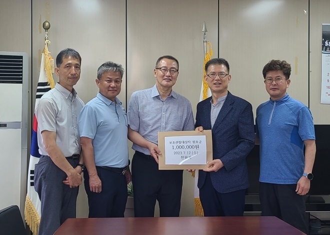 전 부산동부보호관찰소 천원기 소장(사진왼쪽 세번째)이 김원진 소장에게 원호금을 전달하고 기념촬영.(사진제공=부산동부보호관찰소)