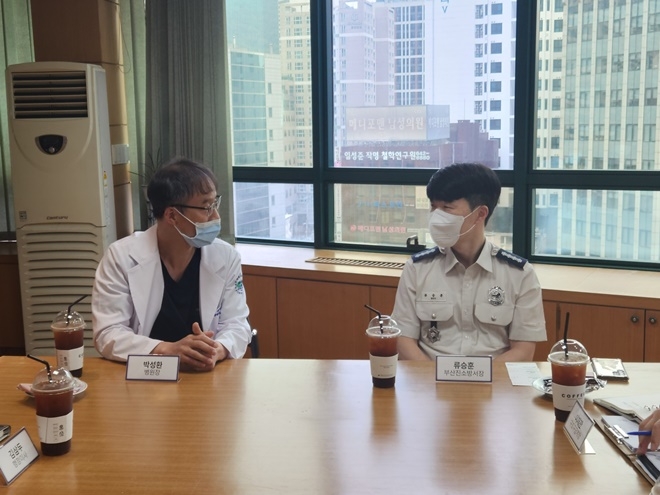 춘해병원 박성환 병원장과 류승훈 부산진소방서장이 얘기를 나누고 있다.(사진제공=부산소방재난본부)