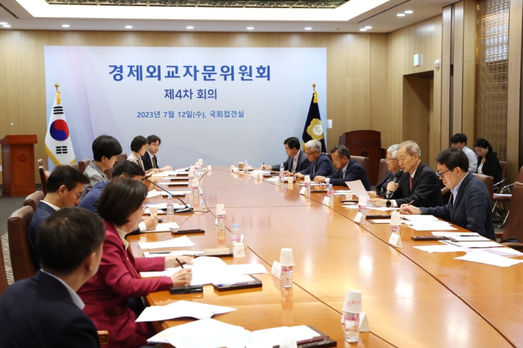 사진=국회 (경제외교자문위원회 제4차 회의를 12일 국회에서 김영주 위원장 주재로 진행하고 있다. 2023.7.12)