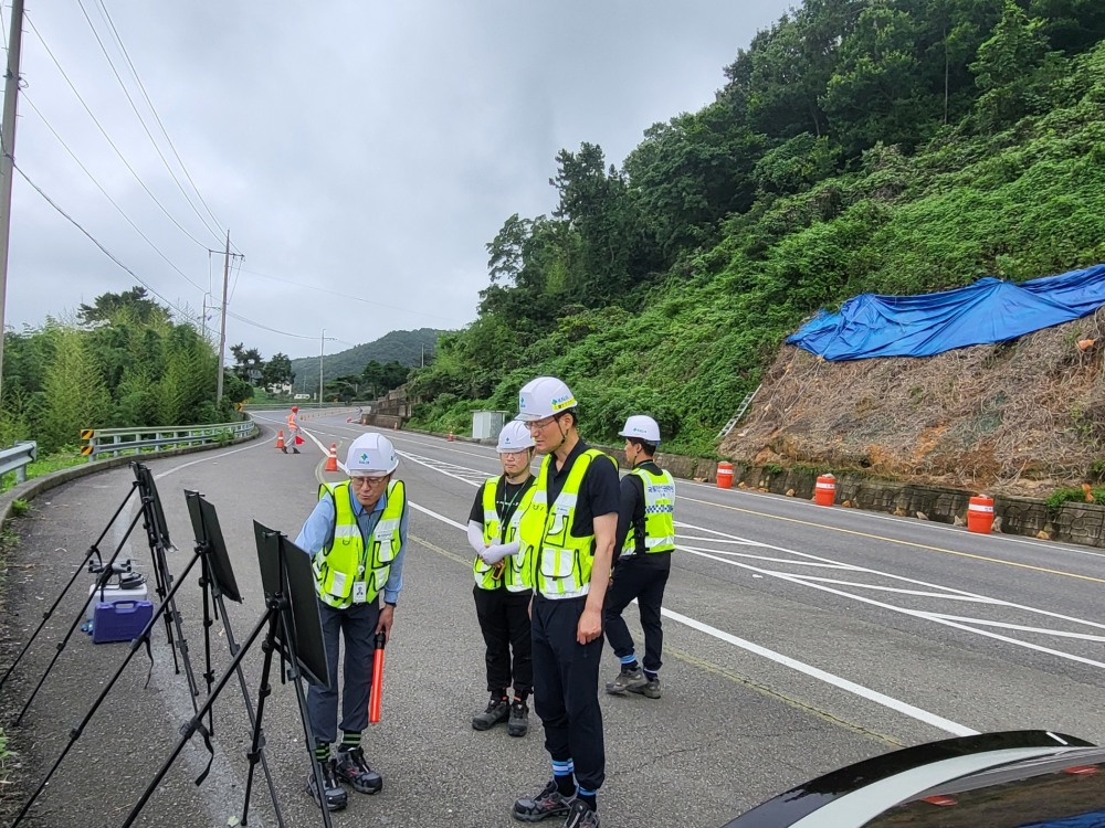 김일환 원장이 송정리 국도 3호선 인근 비탈면 정밀조사 현장에 방문한 모습.(사진=국토안전관리원)